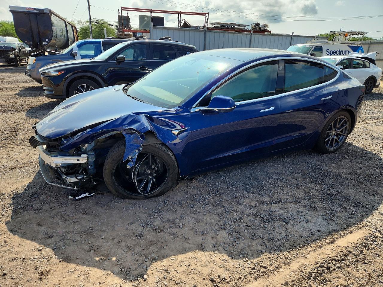2020 Tesla Model 3 Long Range, VIN 5YJ3E1EB1LF617153 — Перед