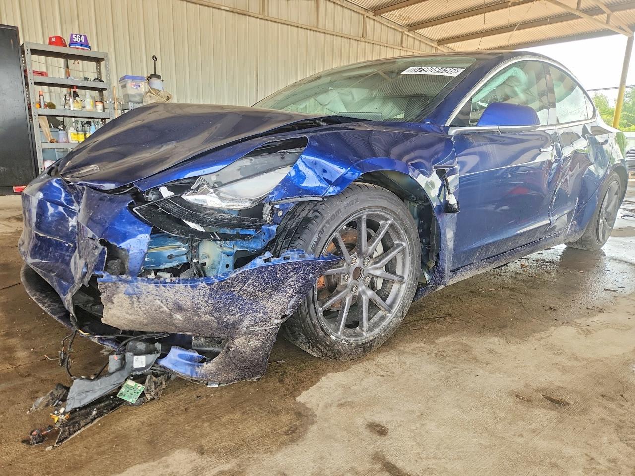 2019 Tesla Model 3 Mid Range, VIN 5YJ3E1EA8KF310200 — Перед