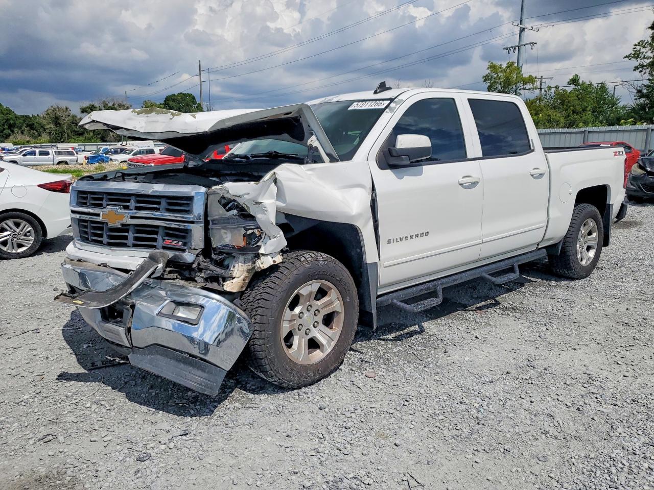 2015 Chevrolet Silverado 1500 LT, VIN 3GCUKREC9FG484547 — Front end