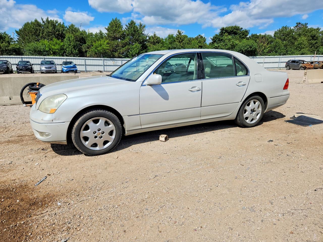 2001 Lexus LS 430, VIN JTHBN30F710047008 — Град