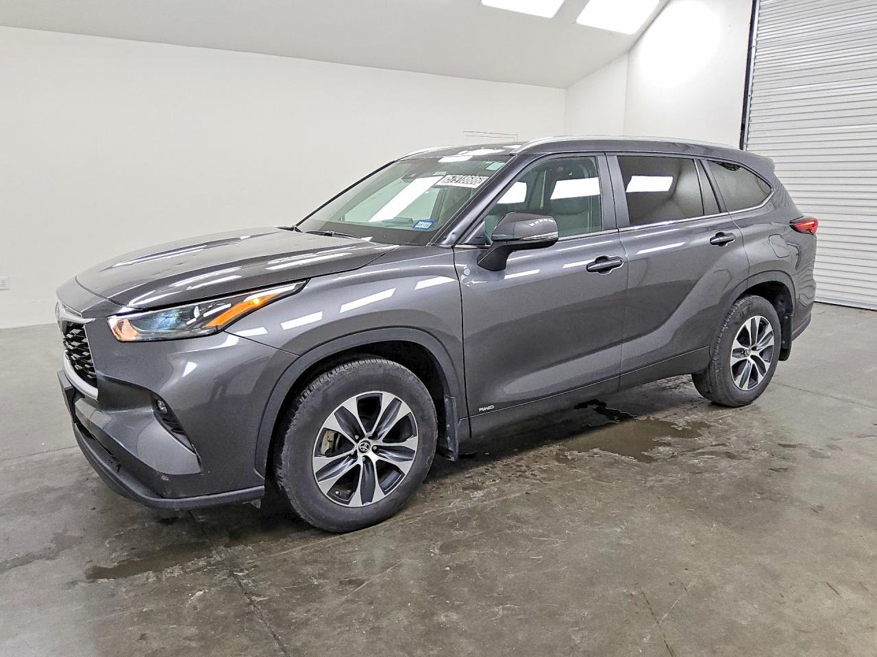 2025 Toyota Highlander Hybrid XLE, VIN 5TDKBRCH5SS672189 — Hail