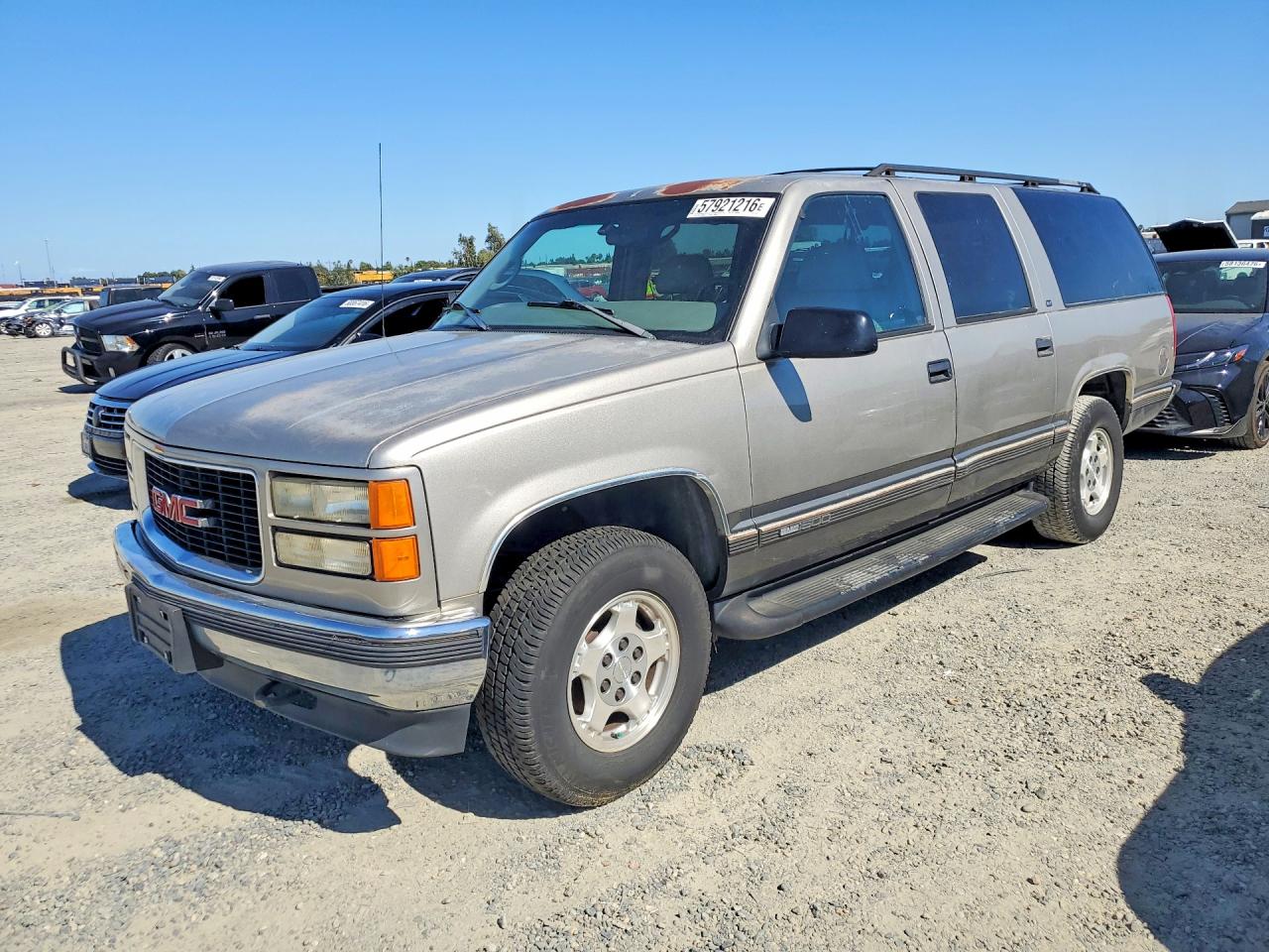 1999 GMC Suburban, VIN 1GKFK16R5XJ757047 — Front end