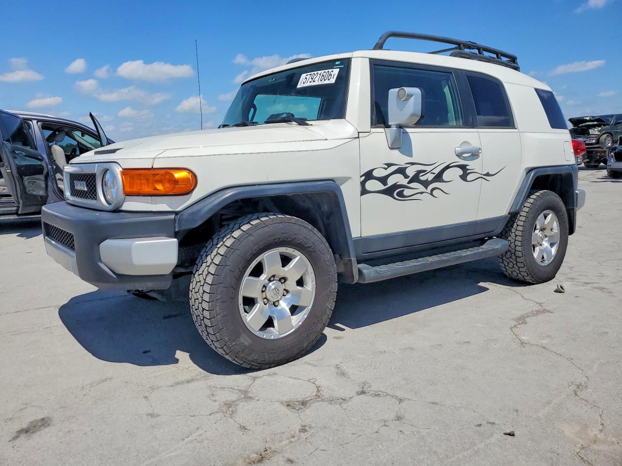 2010 Toyota FJ Cruiser, VIN JTEBU4BF8AK090148 — Minor dents and scratches