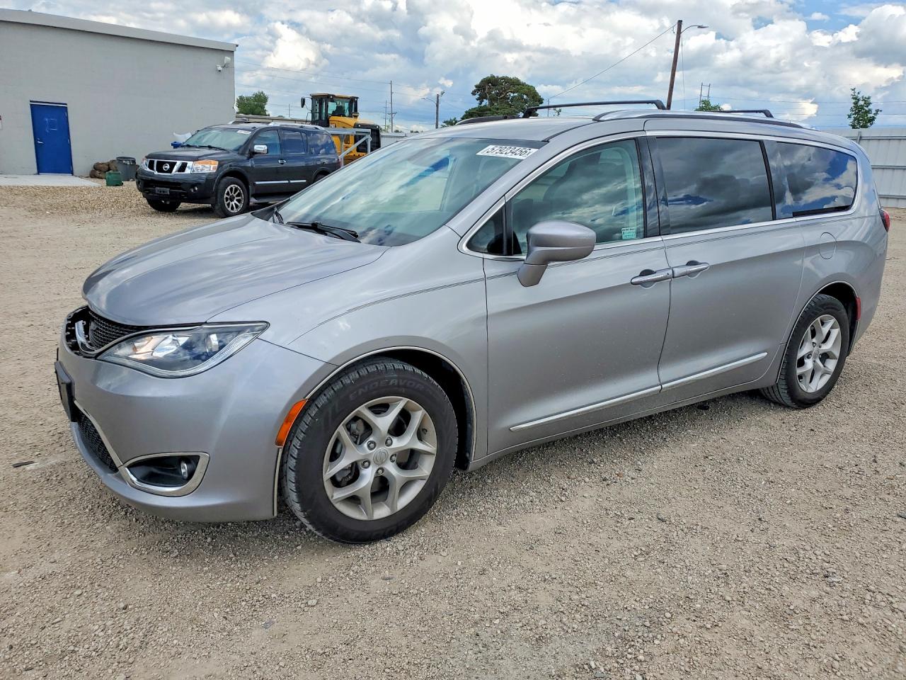 2017 Chrysler Pacifica Touring L Plus, VIN 2C4RC1EG4HR543346 — Front end