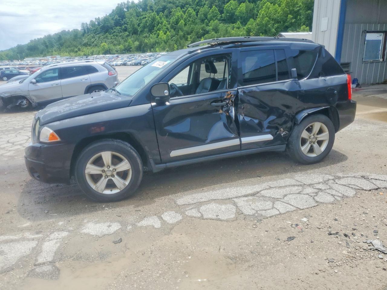 2009 Jeep Compass, VIN 1J8FT57B59D209996 — Side