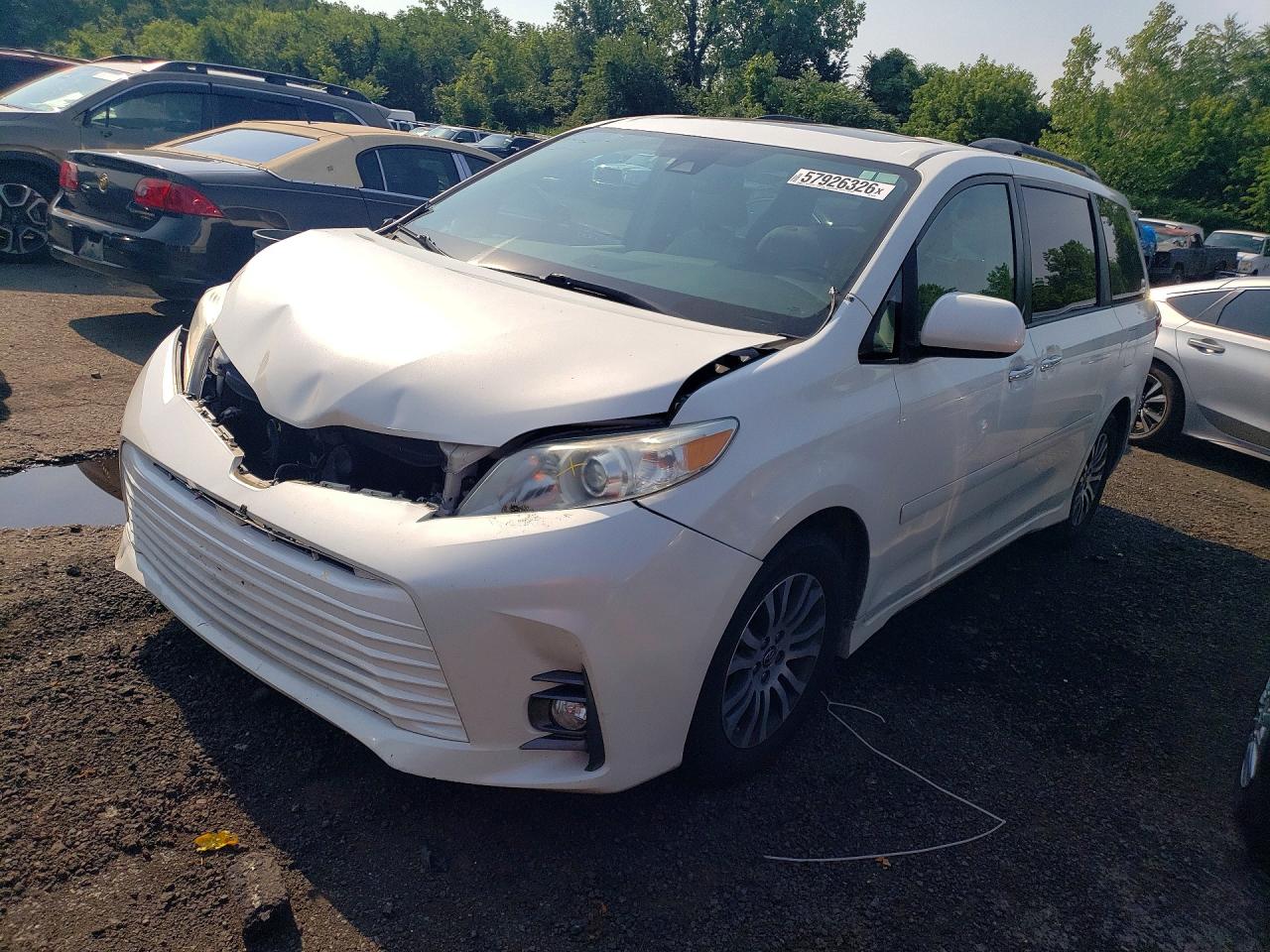 2018 Toyota Sienna XLE Premium, VIN 5TDYZ3DC8JS929558 — Front end