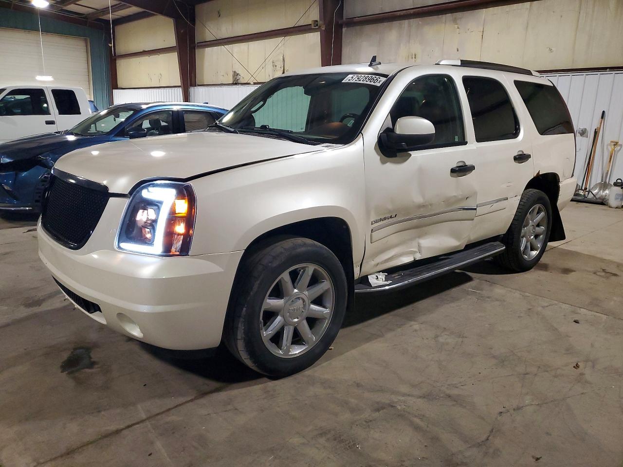 2011 GMC Yukon Denali, VIN 1GKS2EEF4BR242676 — Side