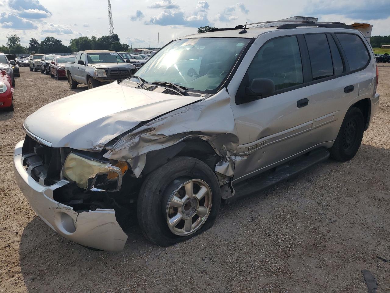 2005 GMC Envoy SLE, VIN 1GKDS13S952104078 — Front end