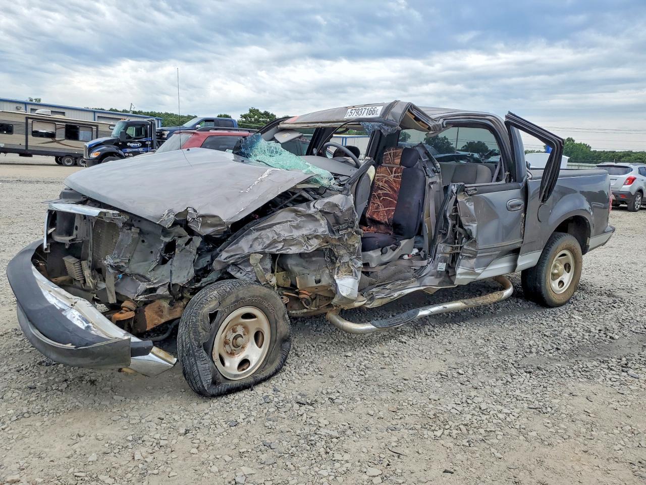 2003 Ford F-150 XLT, VIN 1FTRW07L43KC47388 — Перед