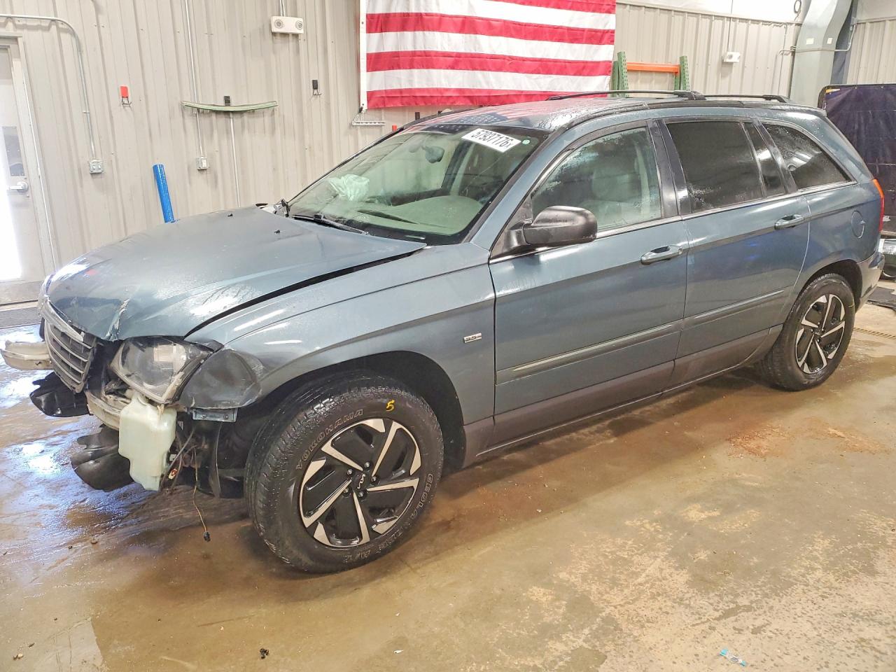 2004 Chrysler Pacifica, VIN 2C8GF68474R633984 — Front end