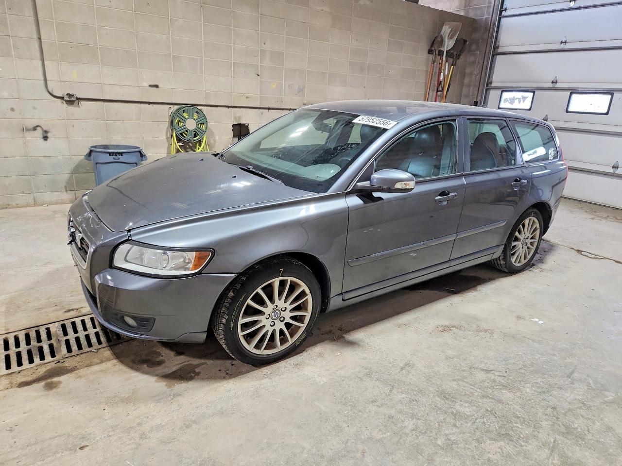 2010 Volvo V50, VIN YV1382MW3A2533962 — Front end