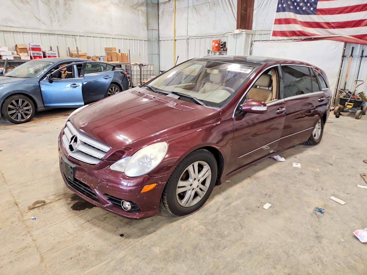 2008 Mercedes-Benz R 3.5L, VIN 4JGCB65EX8A082139 — Side