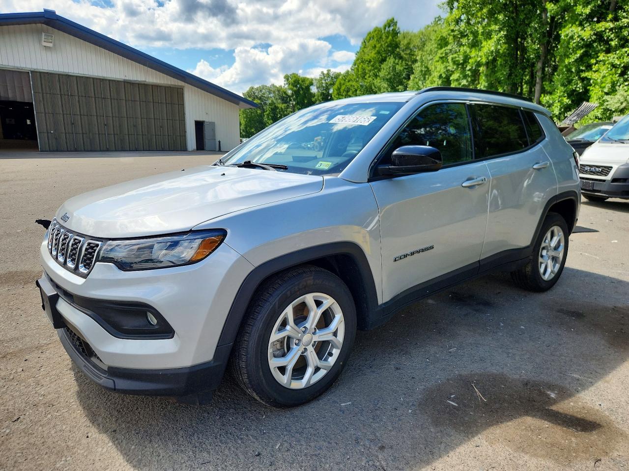 2024 Jeep Compass Latitude, VIN 3C4NJDBN0RT124501 — Front end