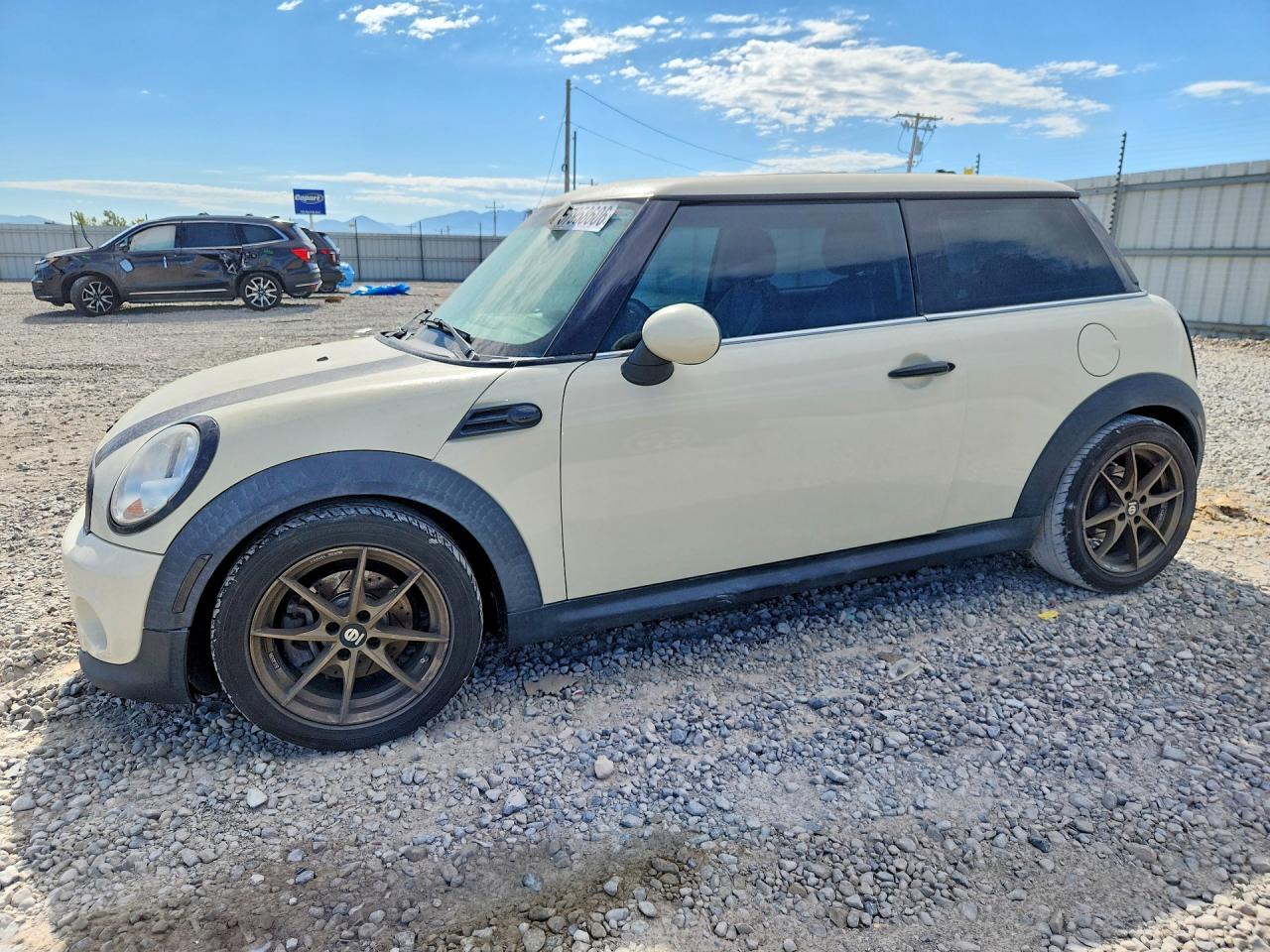 2013 MINI Hardtop, VIN WMWSU3C53DT678572 — Minor dents and scratches