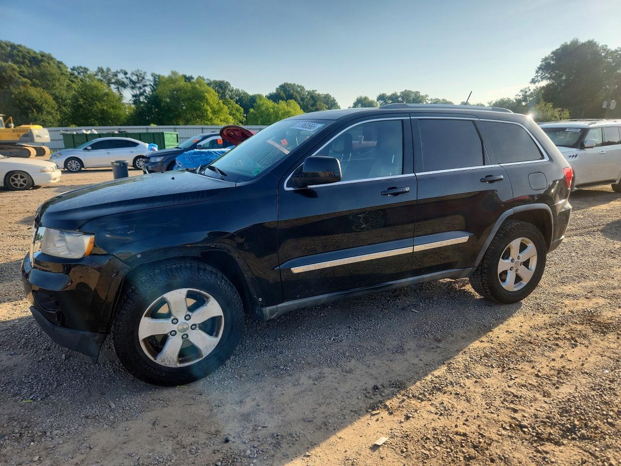 2011 Jeep Grand Cherokee Laredo, VIN 1J4RR4GG9BC609333 — Front end