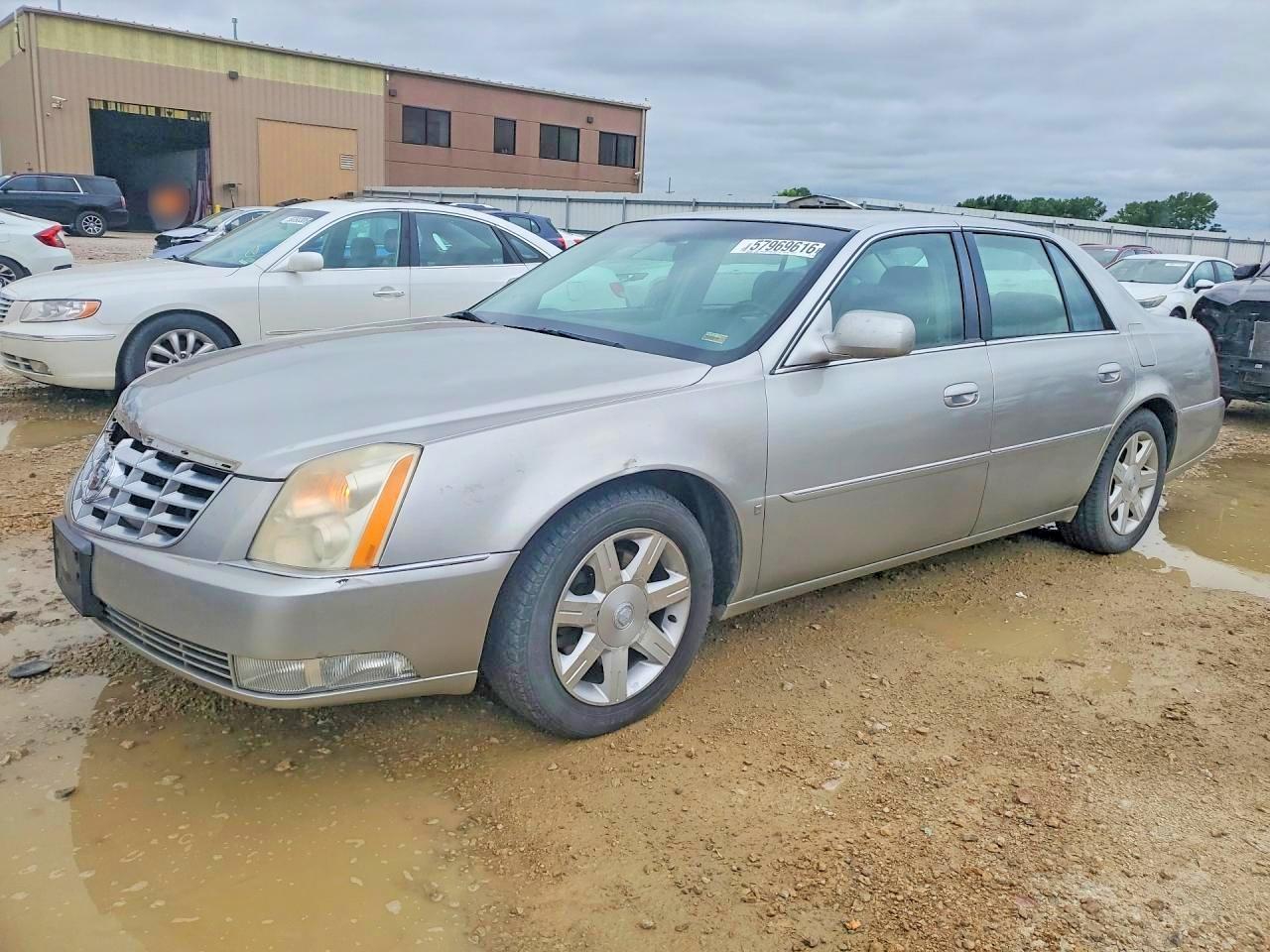 2007 Cadillac DTS V8, VIN 1G6KD57YX7U122070 — Front end