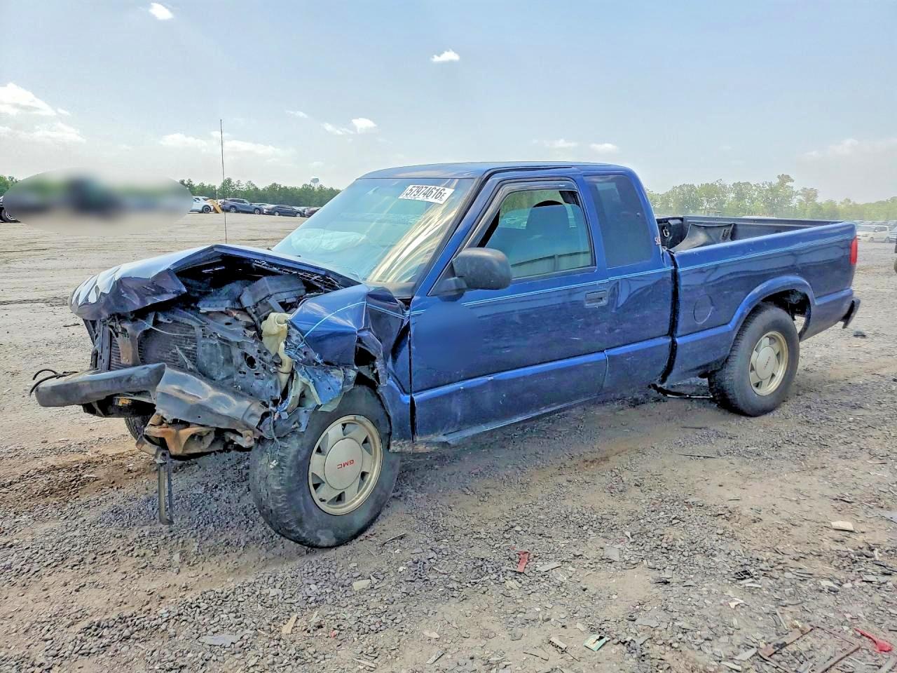 2003 GMC Sonoma SLS, VIN 1GTCS19X438188167 — Front end