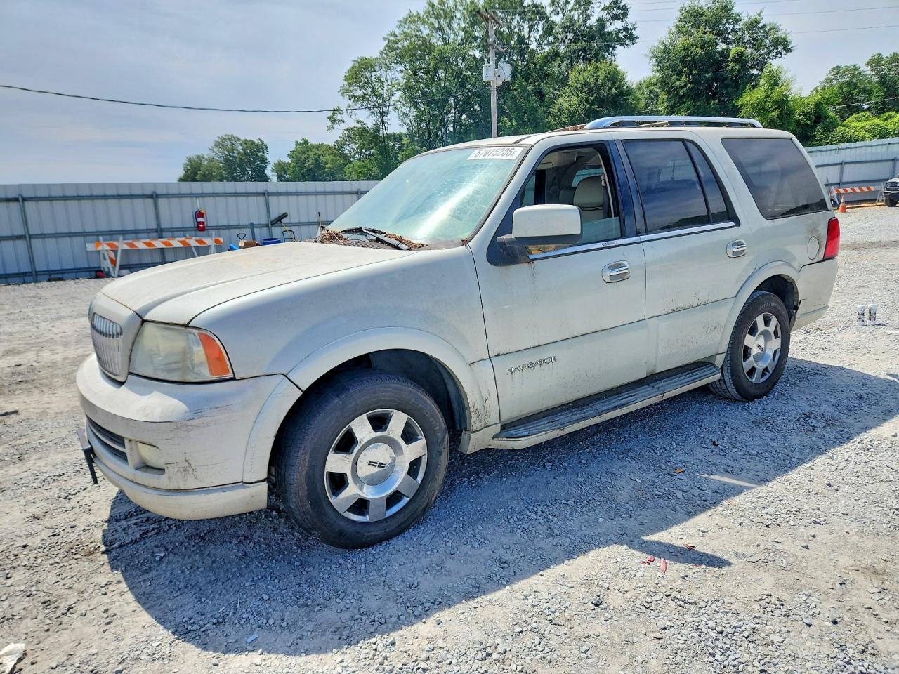 2005 Lincoln Navigator Luxury, VIN 5LMFU28515LJ14761 — Rear end