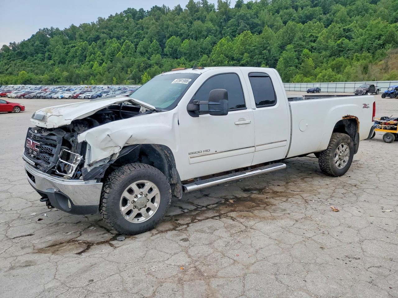 2012 GMC Sierra 2500HD SLT, VIN 1GT221C82CZ116777 — Front end