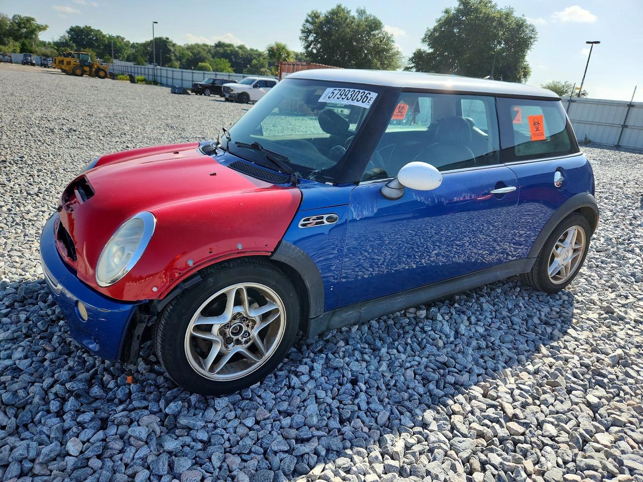 2005 MINI Hardtop S, VIN WMWRE33445TD94259 — Бок