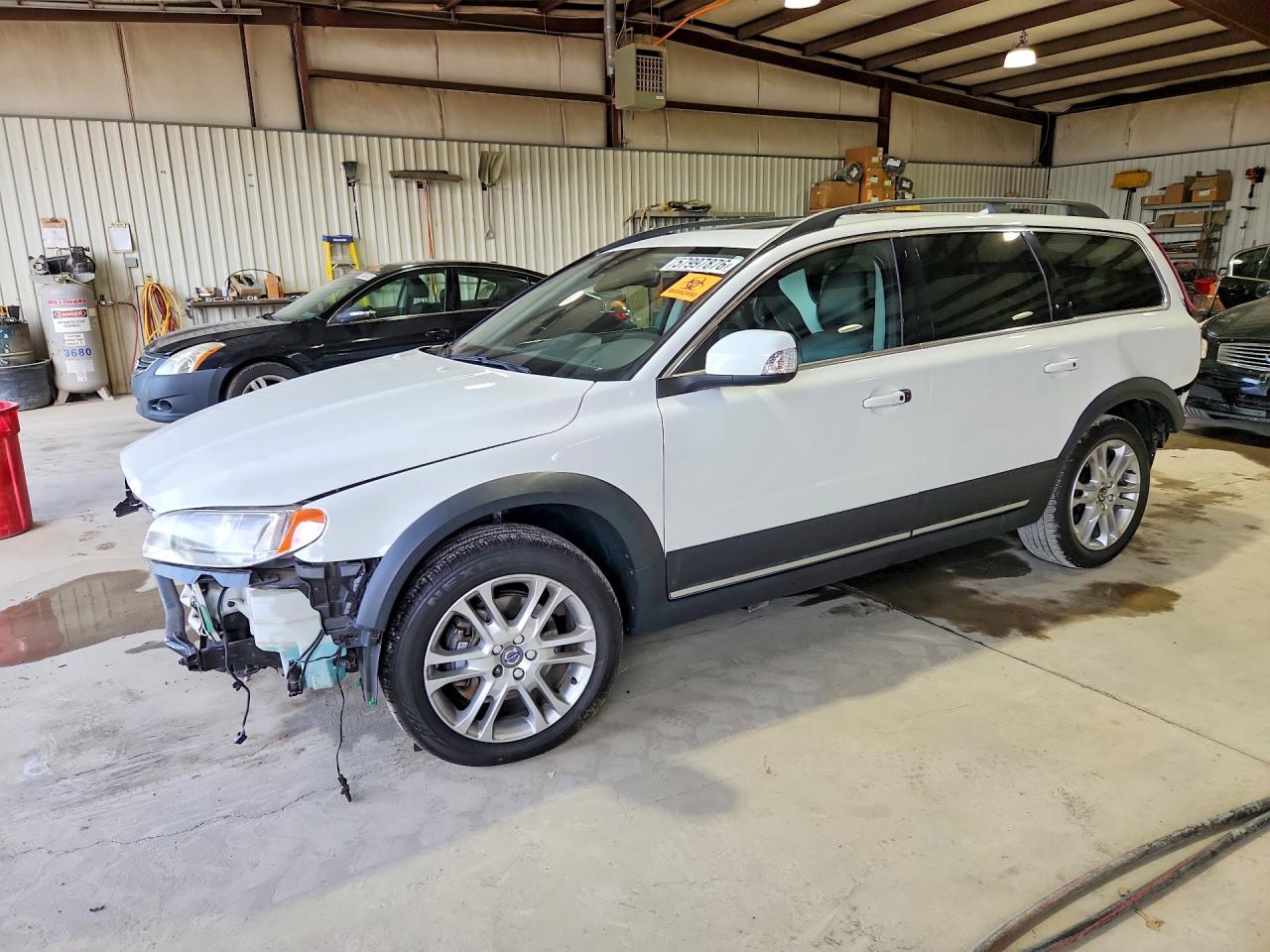 2016 Volvo XC70 T5 Drive-E Premier, VIN YV440MBK6G1252862 — Front end