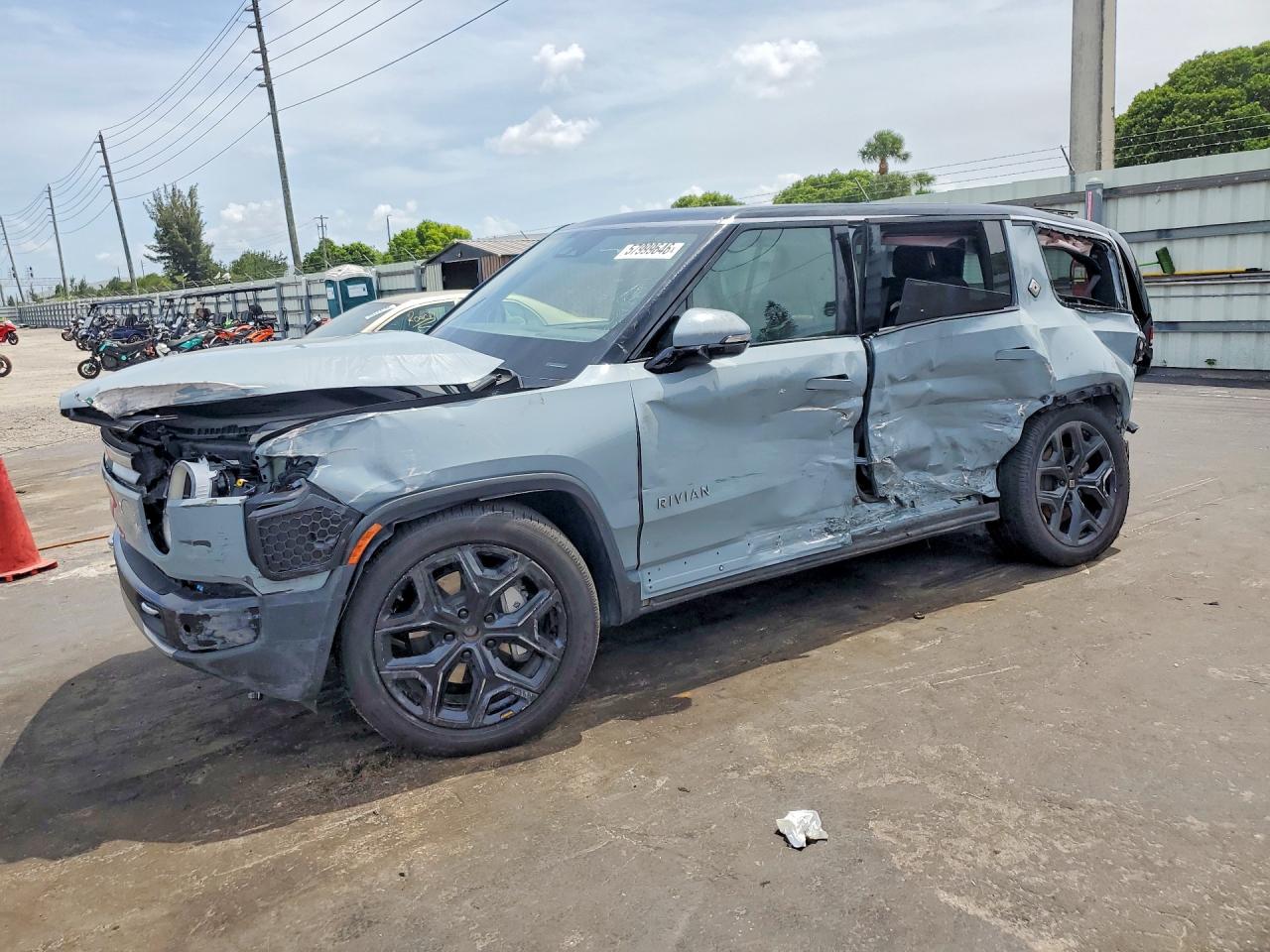 2025 Rivian R1S Adventure, VIN 7PDSGBBA9SN054322 — Side