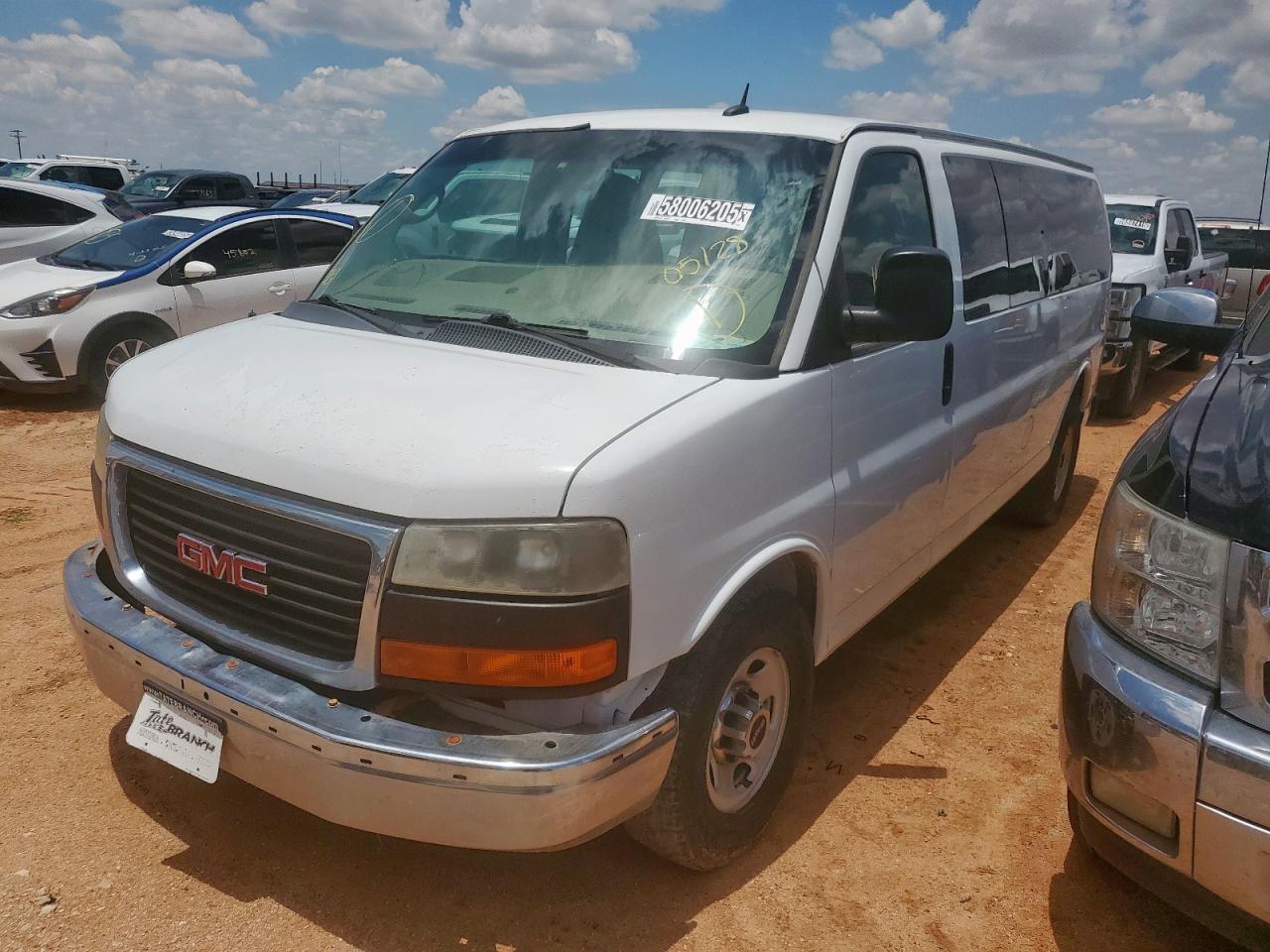 2014 GMC Savana LT, VIN 1GJZ71FG8E1174776 — Front end