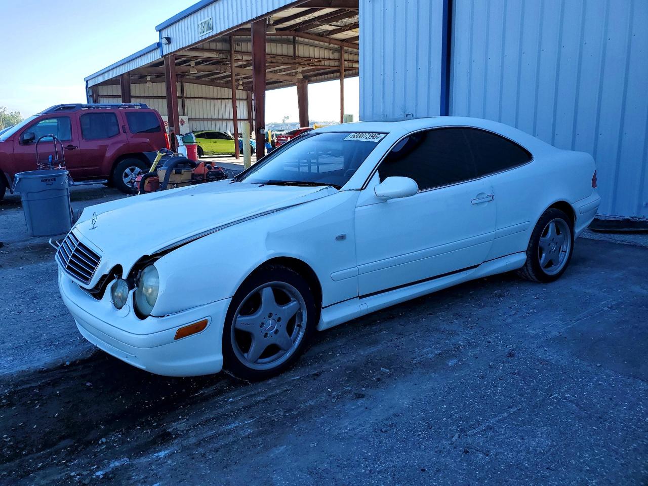 1999 Mercedes-Benz CLK 320/430, VIN WDBLJ70G4XF100267 — Front end