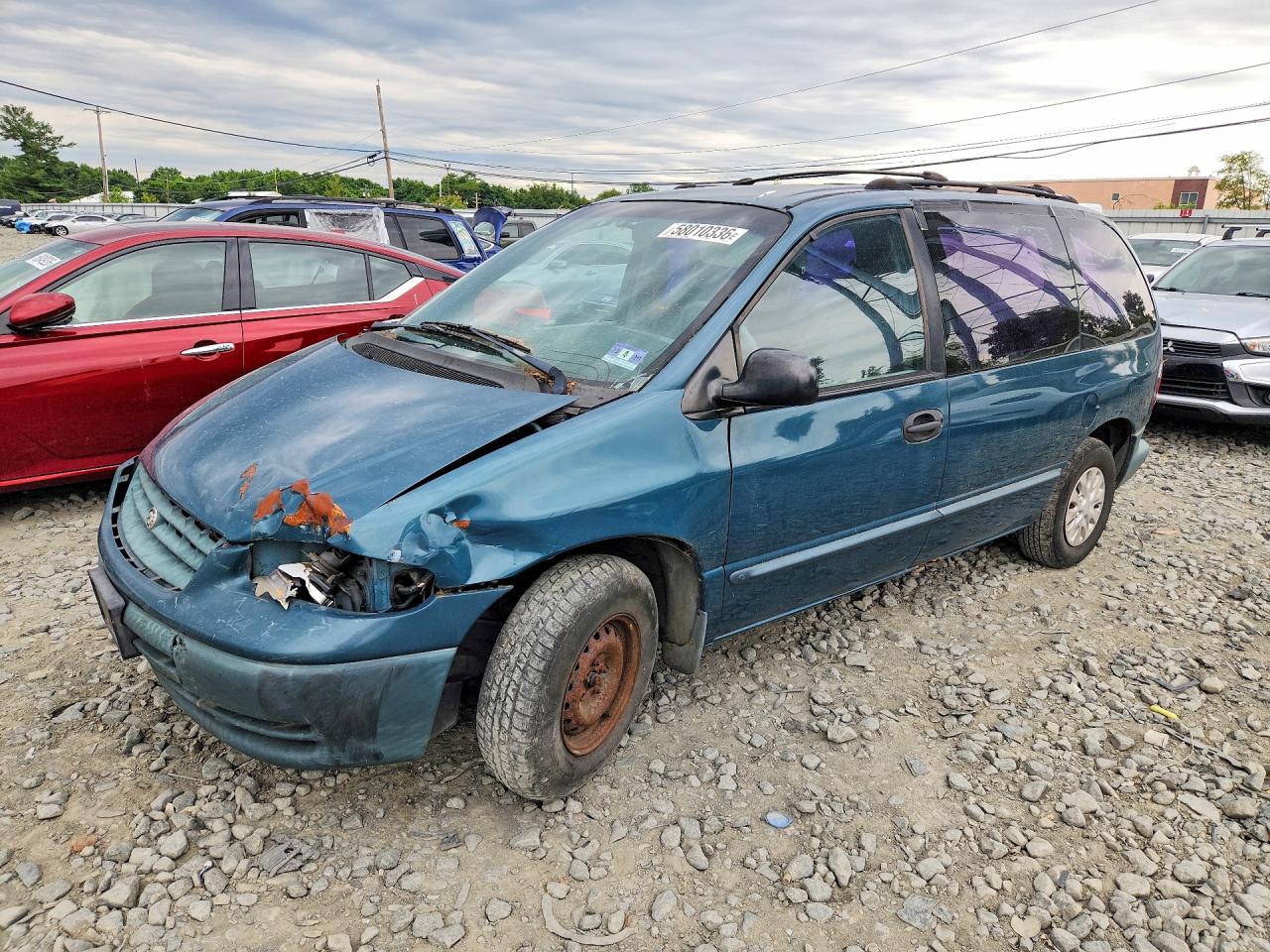 2000 Chrysler Voyager, VIN 2C4GJ25RXYR700849 — Перед