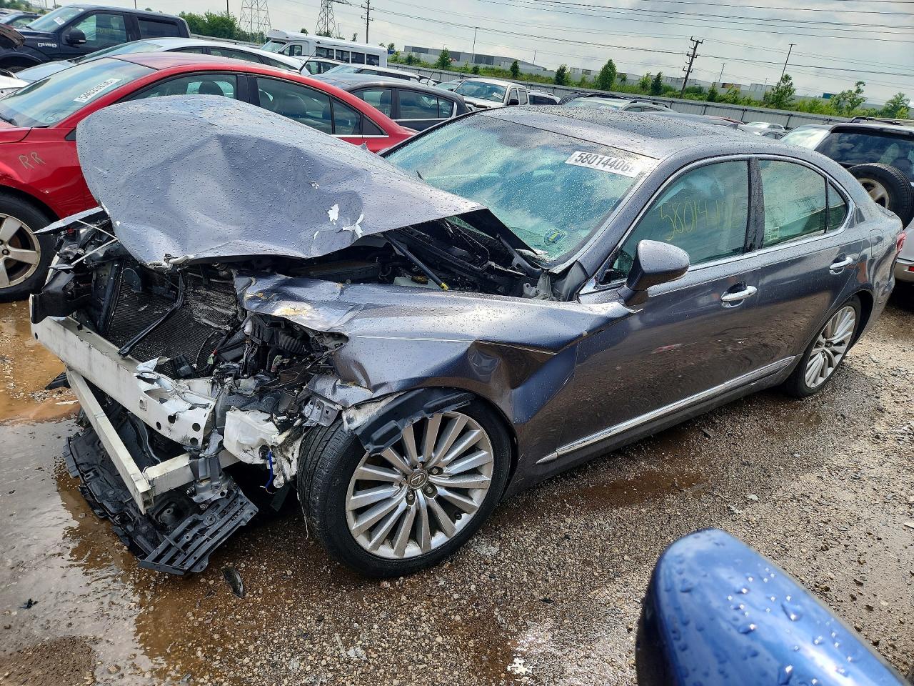 2015 Lexus LS 460, VIN JTHCL5EF9F5024922 — Перед