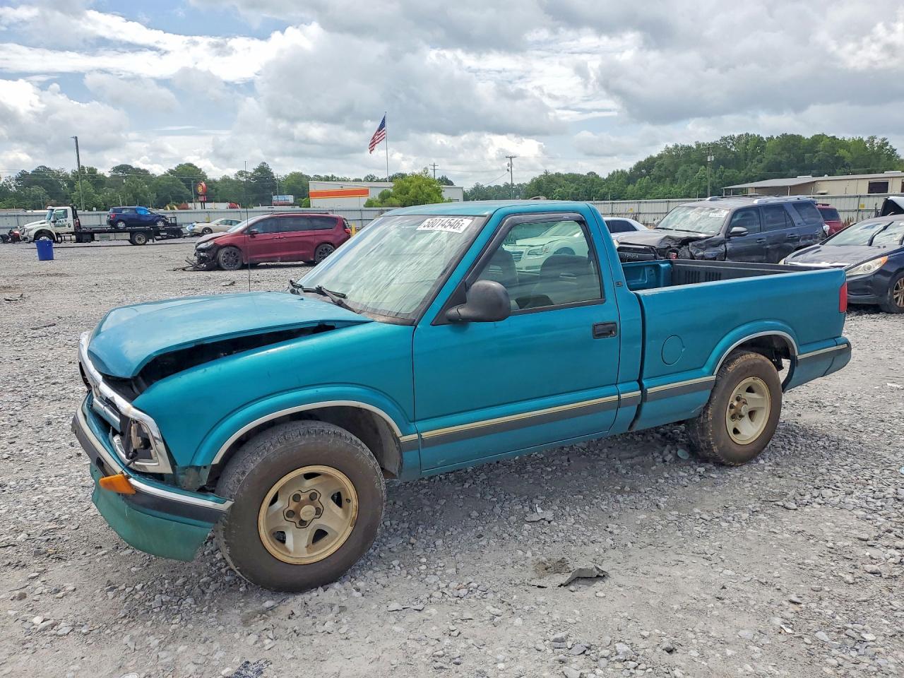 1995 Chevrolet S-10, VIN 1GCCS14Z9S8224894 — Front end