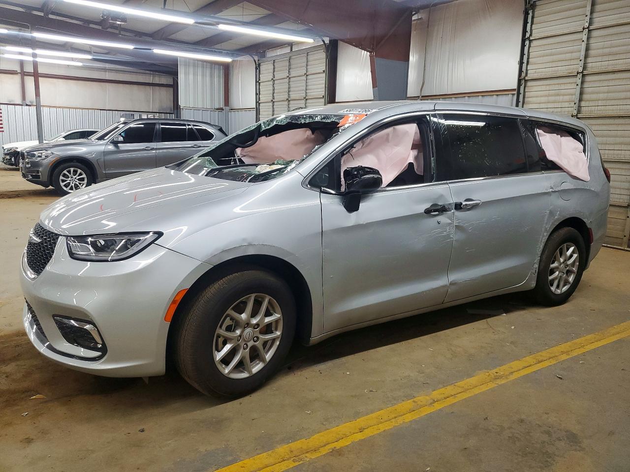 2026 Chrysler Pacifica Select, VIN 2C4RC1BG5TR239892 — Бок