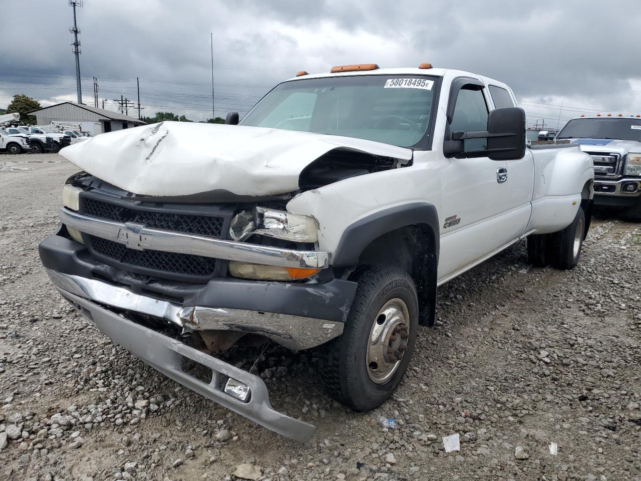 2001 Chevrolet Silverado 3500 LS, VIN 1GCJK39161F125028 — Front end