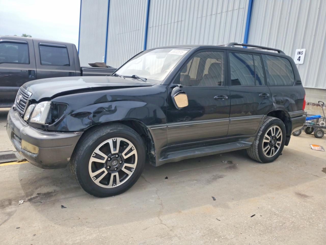 2000 Lexus LX 470, VIN JT6HT00W0Y0125193 — Front end