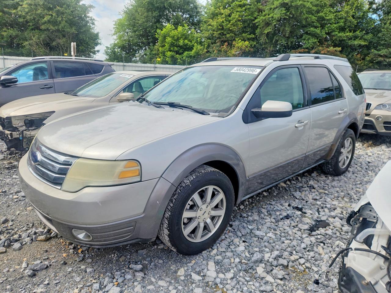 2008 Ford Taurus X SEL, VIN 1FMDK02WX8GA35642 — Front end