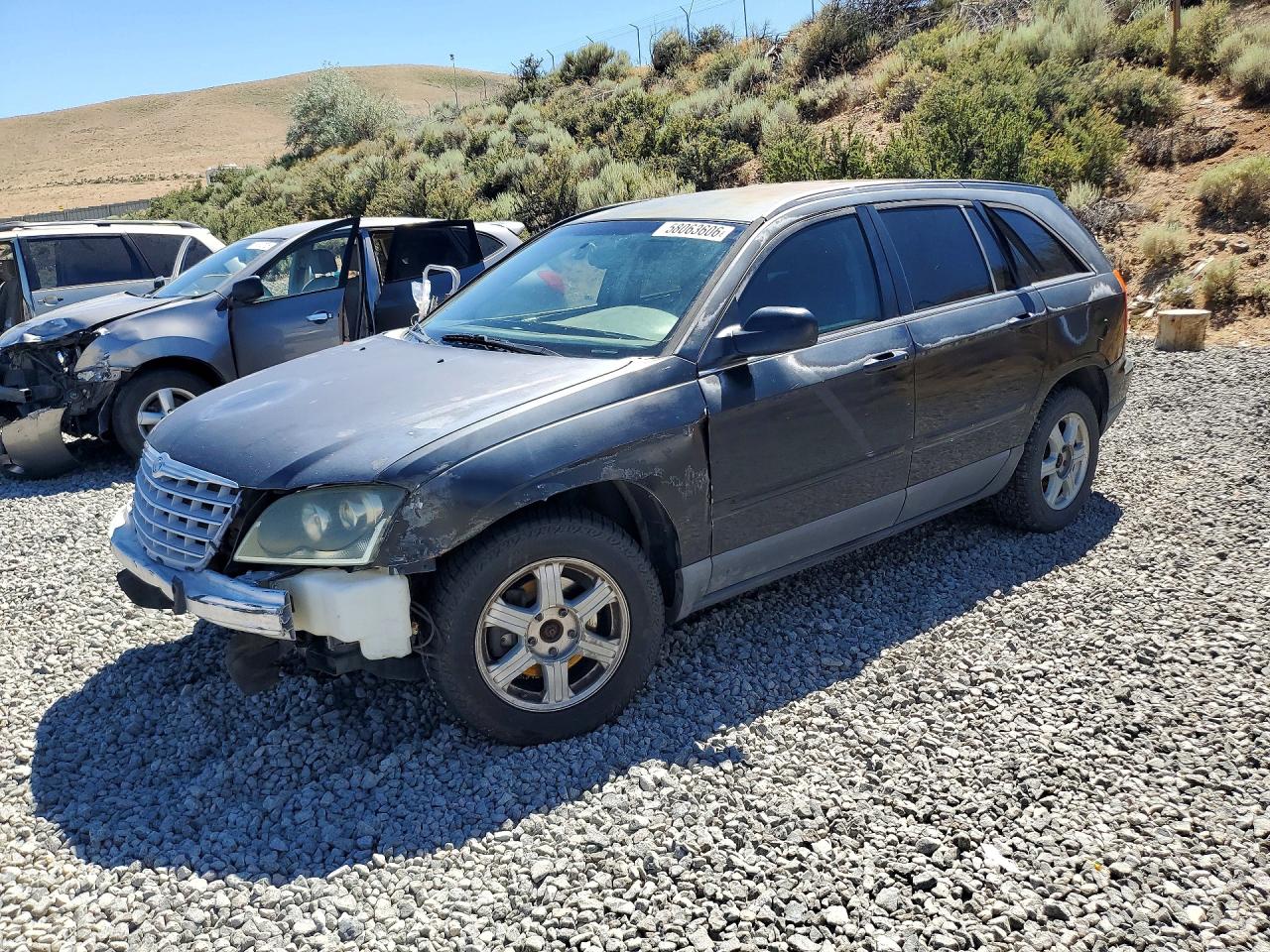 2004 Chrysler Pacifica, VIN 2C8GF68434R175473 — Front end