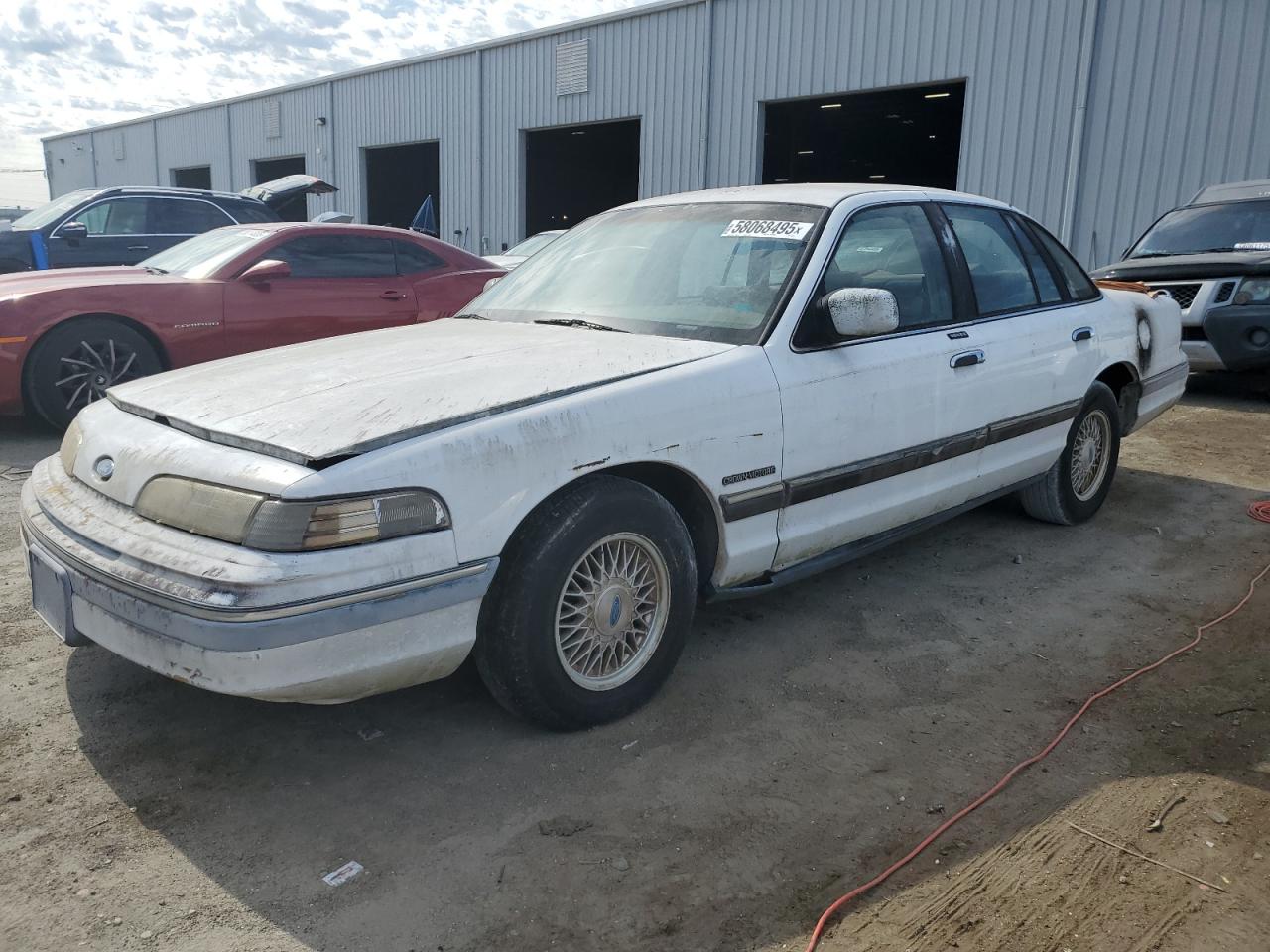 1992 Ford Crown Victoria LX, VIN 2FACP74W4NX193185 — Minor dents and scratches