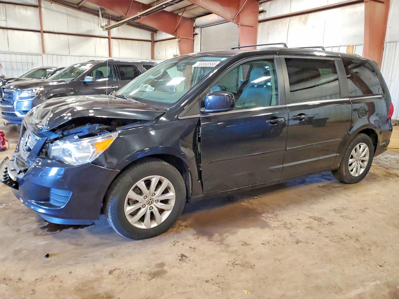 2013 Volkswagen Routan SE, VIN 2C4RVABG6DR724733 — Front end