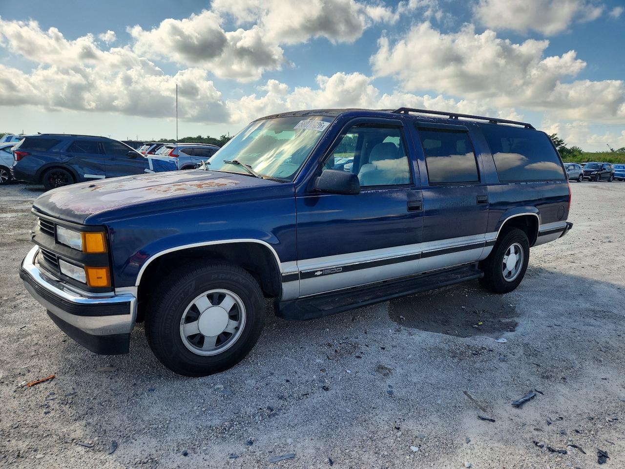 1997 Chevrolet Suburban, VIN 1GNEC16R9VJ370719 — Side