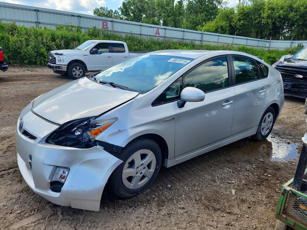2011 Toyota Prius II, VIN JTDKN3DUXB0267092 — Front end