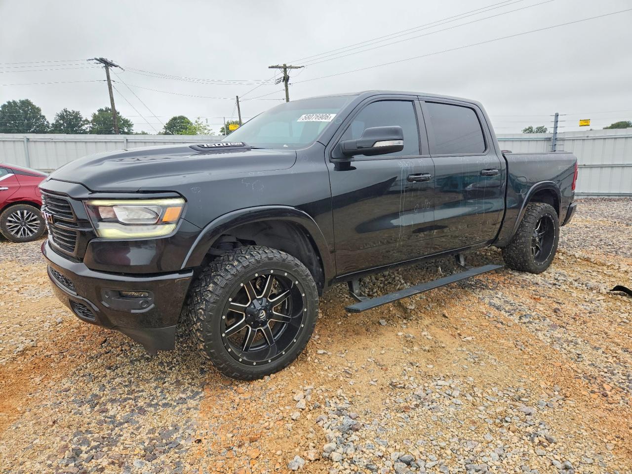 2019 Ram 1500 Laramie, VIN 1C6SRFJT7KN925110 — Град