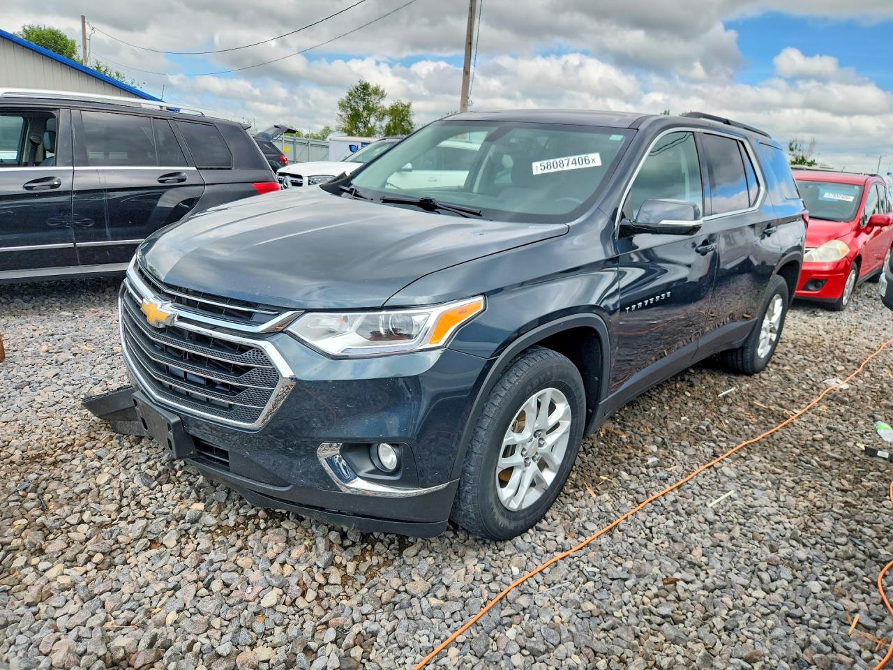 2019 Chevrolet Traverse LT Cloth, VIN 1GNEVGKW3KJ260544 — Front end