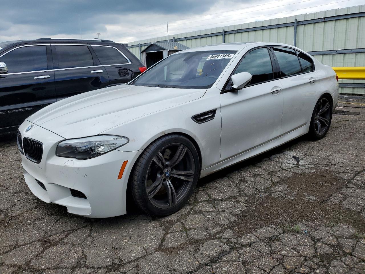 2013 BMW M5, VIN WBSFV9C58DC773514 — Днище
