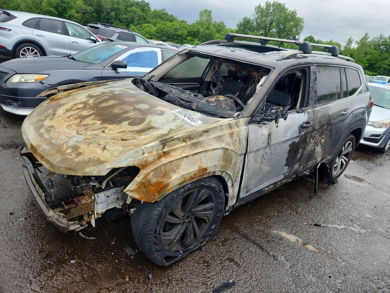 2021 Volkswagen Atlas SEL Premium, VIN 1V2TR2CA5MC540093 — Engine fire
