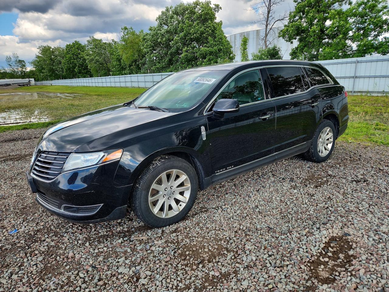 2017 Lincoln MKT, VIN 2LMHJ5NK5HBL01722 — Бок