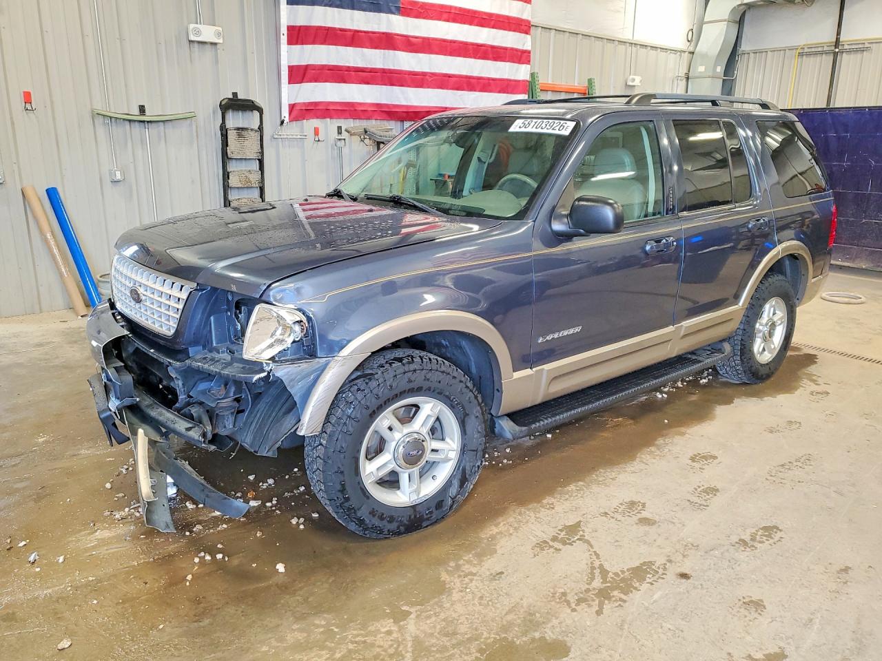 2002 Ford Explorer Eddie Bauer, VIN 1FMZU74W02ZA82843 — Front end