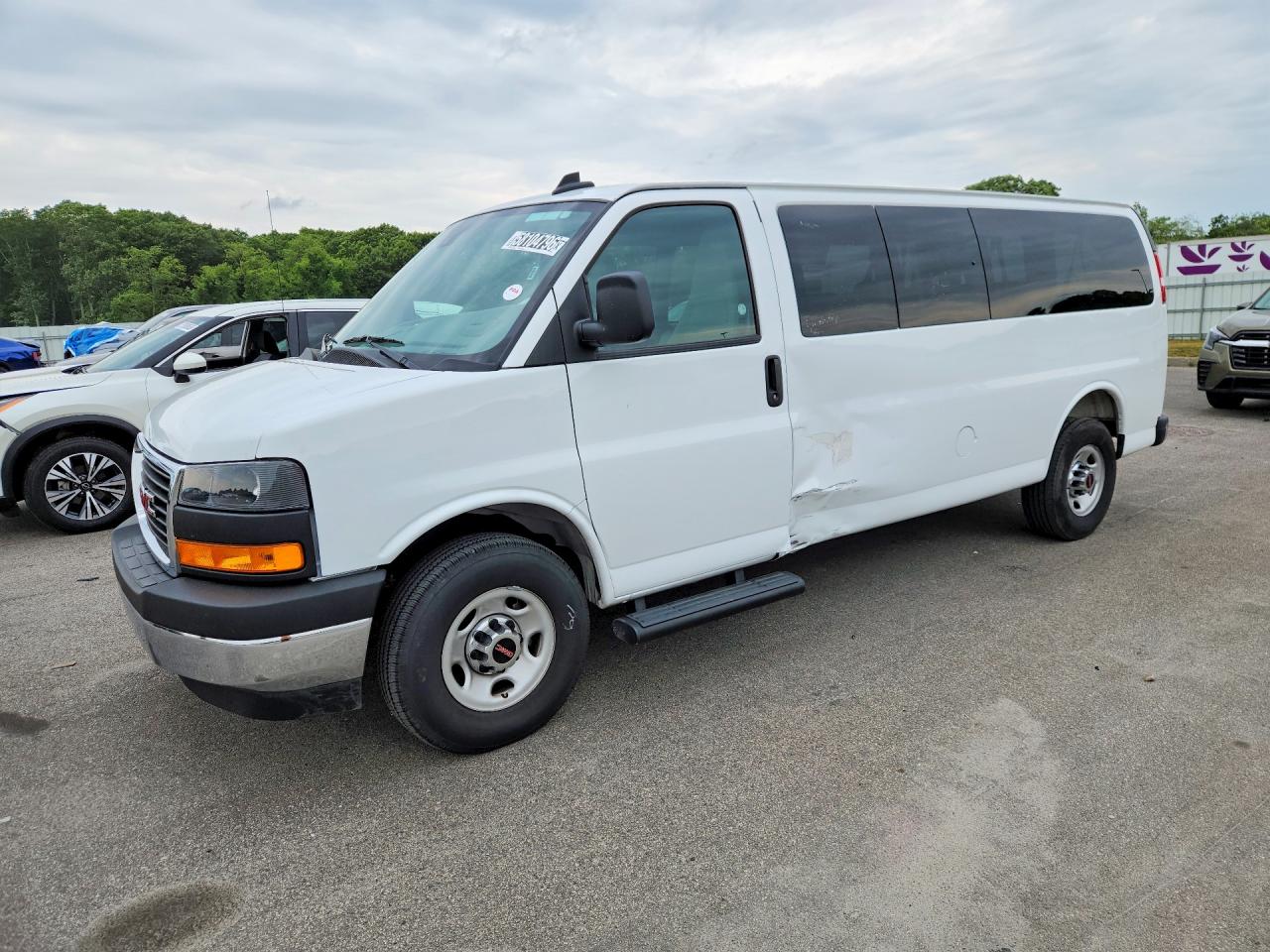 2025 GMC Savana LT, VIN 1GJZ7PFP5S1147193 — Бок