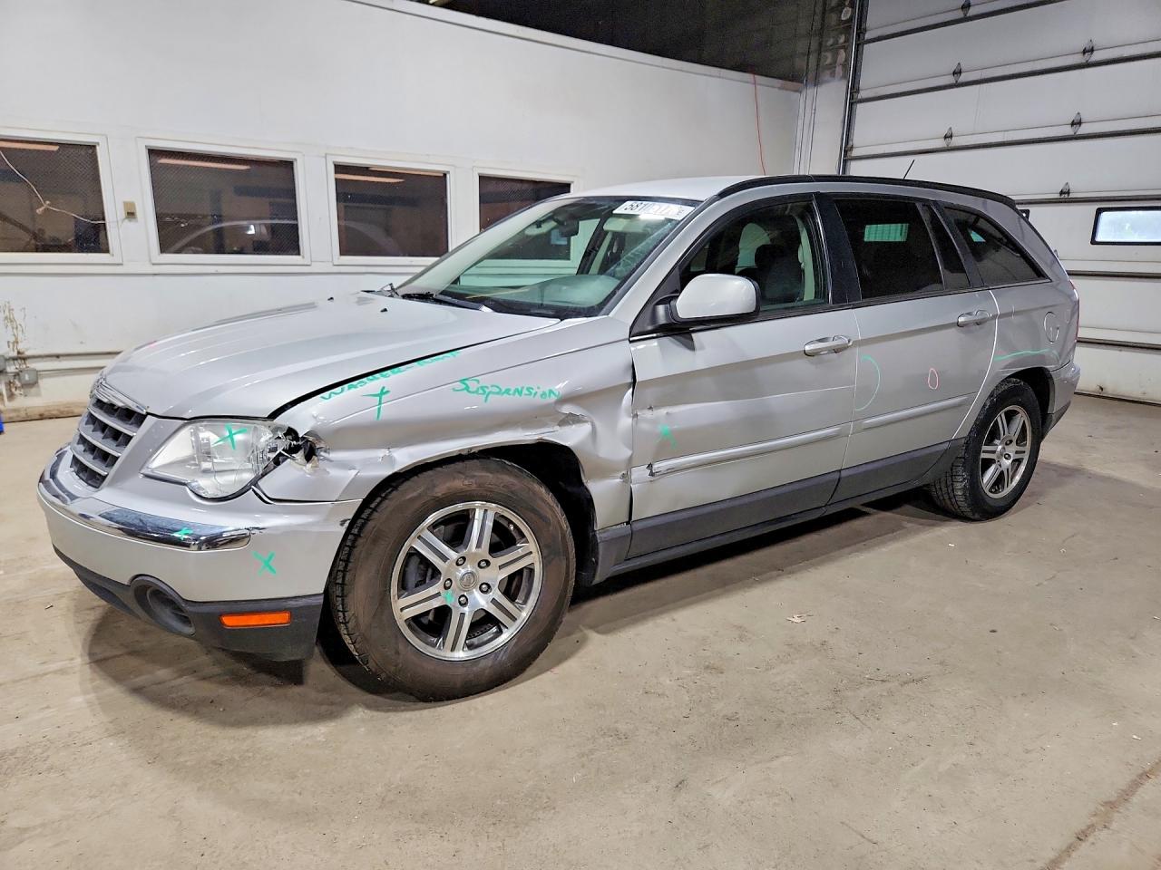 2007 Chrysler Pacifica Touring, VIN 2A8GM68X57R126774 — Front end