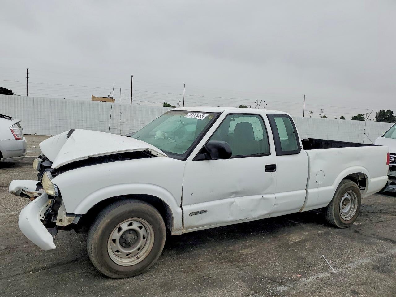 1999 Chevrolet S-10 LS, VIN 1GCCS19X9XK197634 — Front end