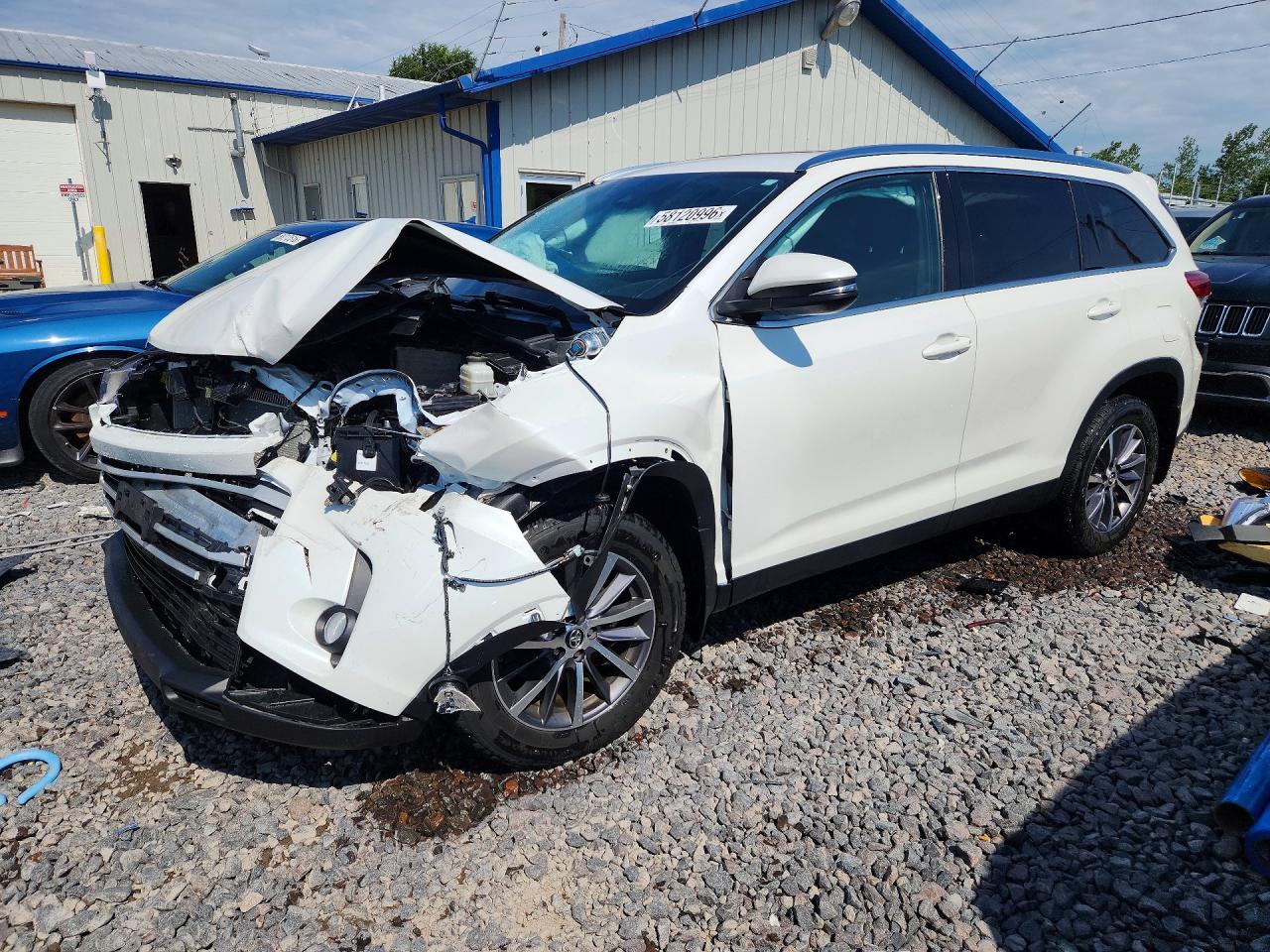 2019 Toyota Highlander XLE, VIN 5TDJZRFH2KS939078 — Front end